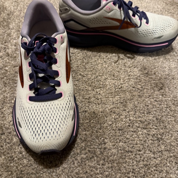 Brooks - Picture 2 of 4